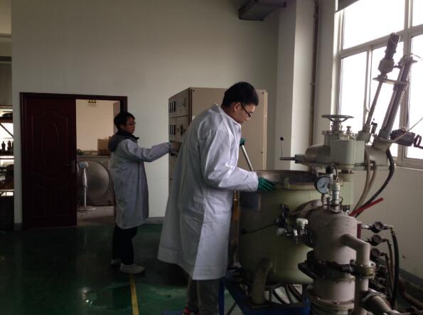 2018年7月，武漢南瑞技術(shù)人員夏兆輝正在操作真空熔煉爐，進行納米碳合金材料的熔煉